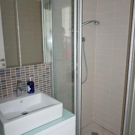 Elegant 2 Bedroom Apartment *